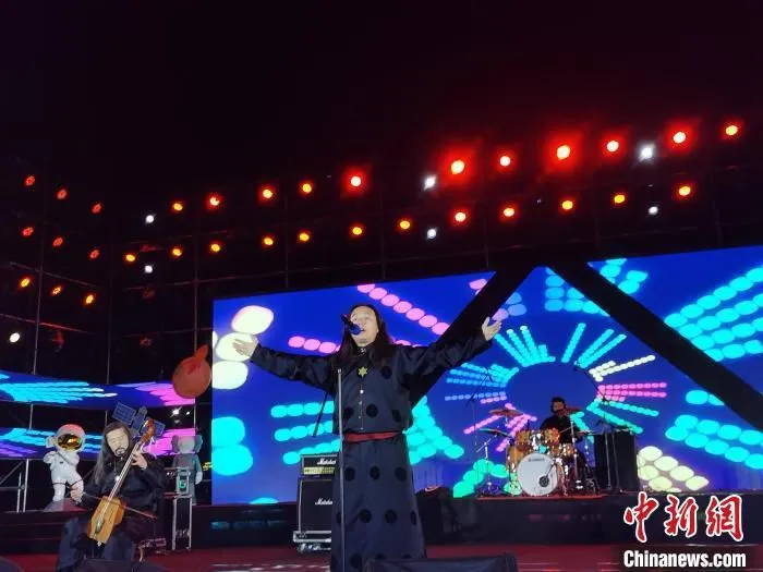 图为在鄂尔多斯乌兰木伦湖上的摇滚乐演出。　李爱平 摄