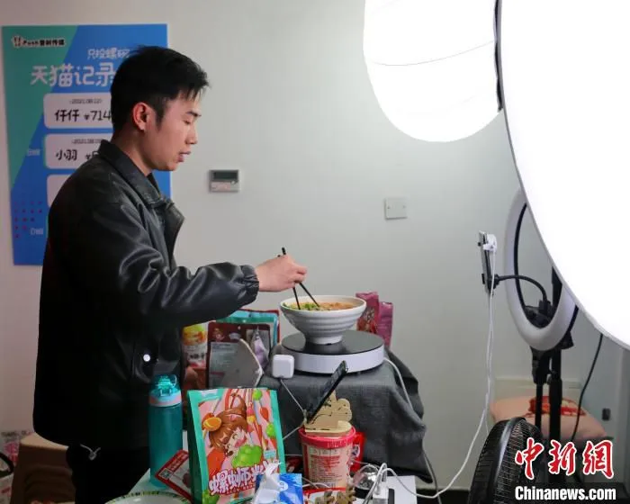 图为主播直播带货螺蛳粉。　蒙鸣明 摄