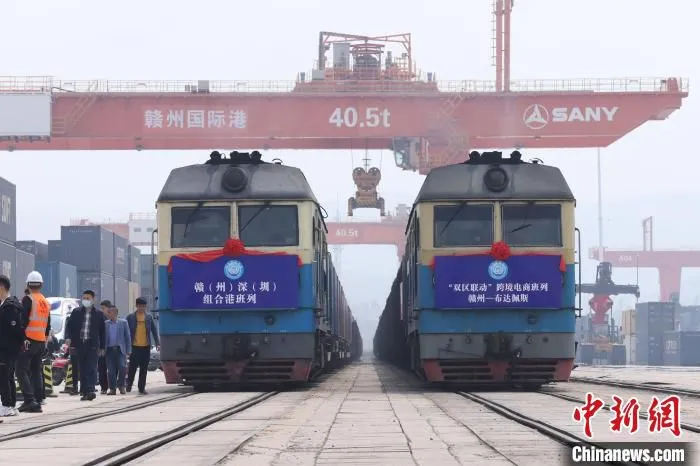 4月7日，两列“双区联动”跨境电商班列从赣州国际陆港驶出，这标志着赣深组合港正式开通运营。　李心柯 摄