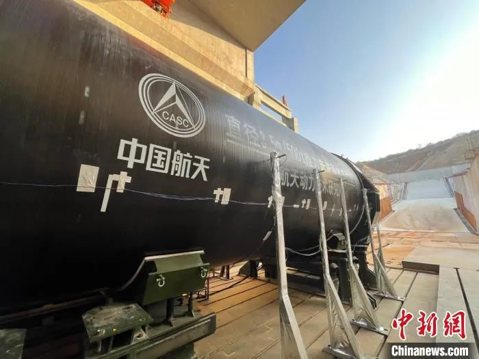 中国推力500吨整体式固体火箭发动机19日地面热试车成功。　航天四院供图