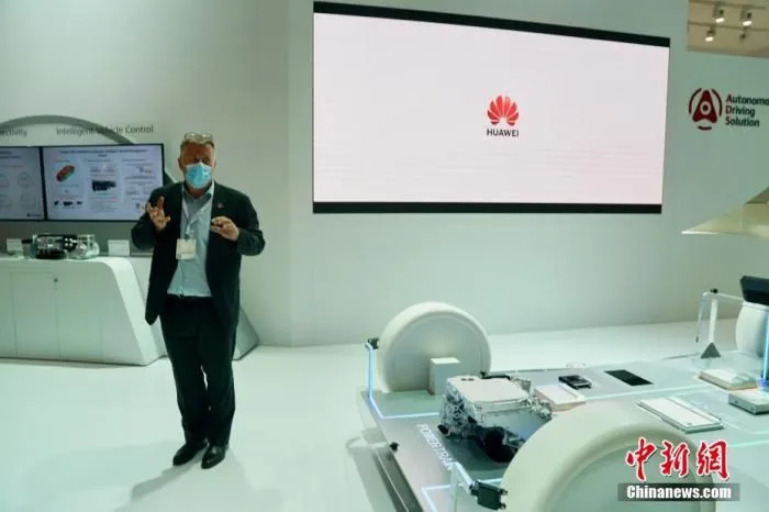 图为华为德国公司ICT高级技术专家Michael Lemke介绍华为参展情况。 中新社记者 彭大伟 摄 图为华为德国公司ICT高级技术专家Michael Lemke介绍华为参展情况。 中新社记者 彭大伟 摄