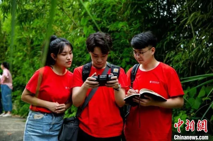 福建师范大学“易碳3060”团队下乡做计量测算。　陈方媛 摄