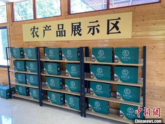龙楼镇全美电商服务中心的农产品展示区。　张茜翼 摄