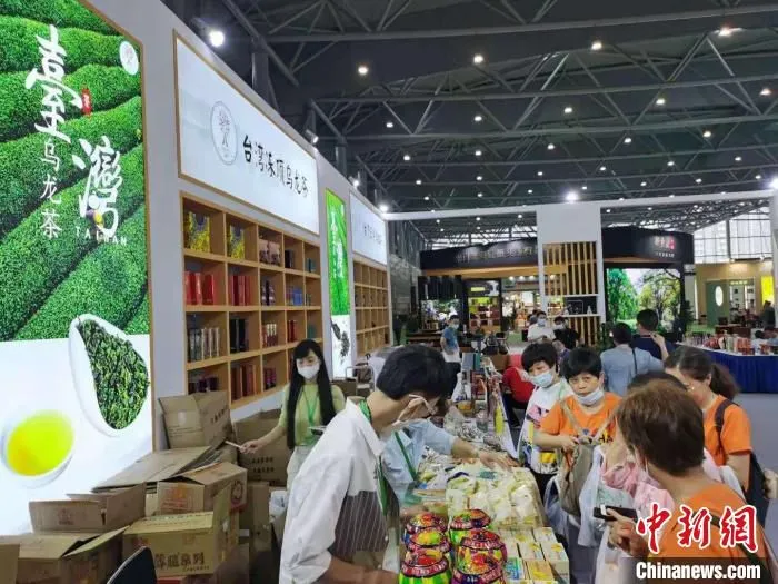 合肥市民在台湾展区购买产品。　张强 摄