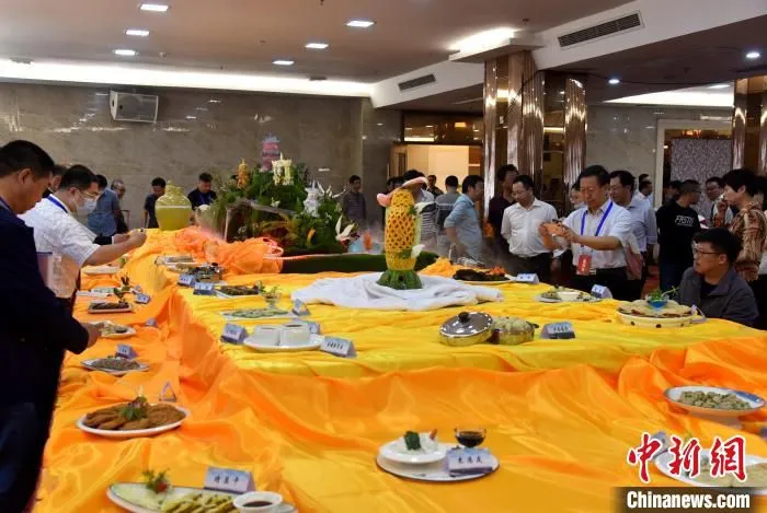 图为活动上举行闽菜20道精选和沙县小吃品鉴活动。　胡俊 摄