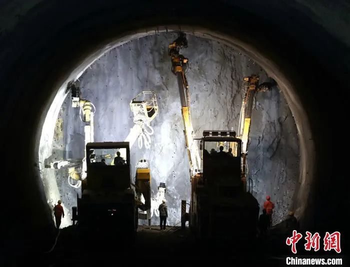 12日，全长5506米的郑(州)万(州)高铁高家坪隧道正式贯通 金大成 摄