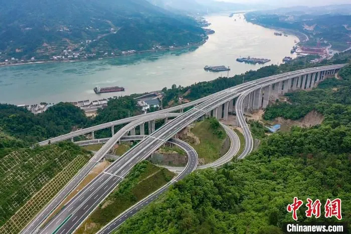 三峡翻坝江北高速是三峡综合交通运输体系的重要组成部分 湖北省交投供图