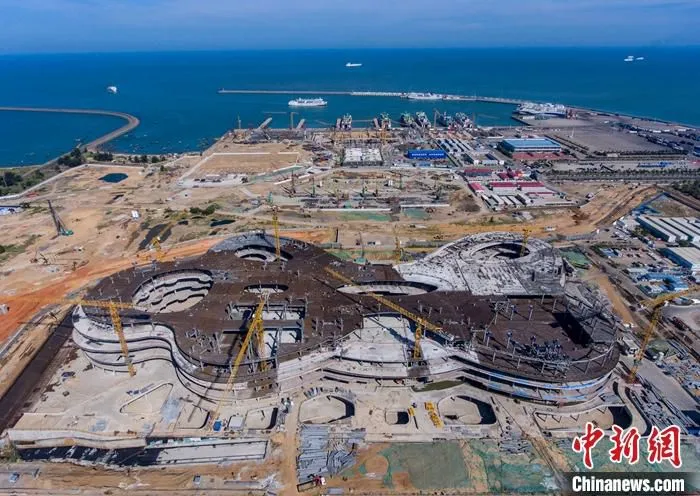 图为5月19日，航拍海口国际免税城项目建设现场。(无人机照片) 中新社记者 骆云飞 摄
