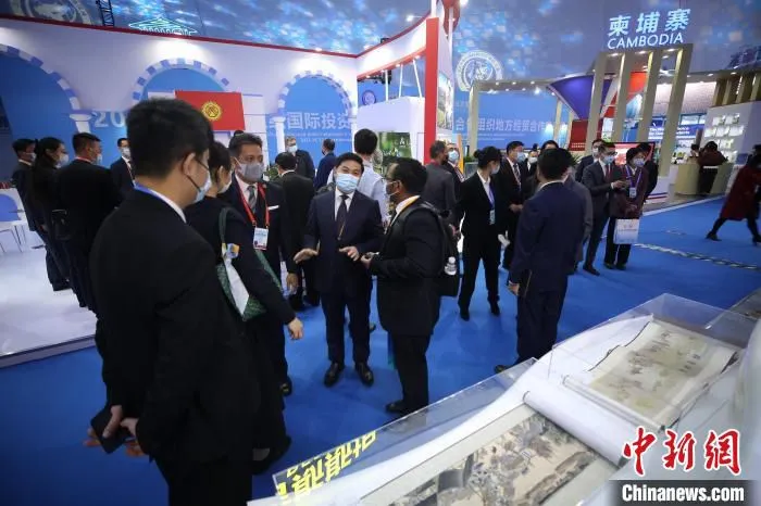 与会嘉宾进行交流。　胡耀杰 摄