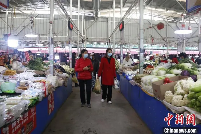 图为西宁某菜市场一角。　祁妙 摄