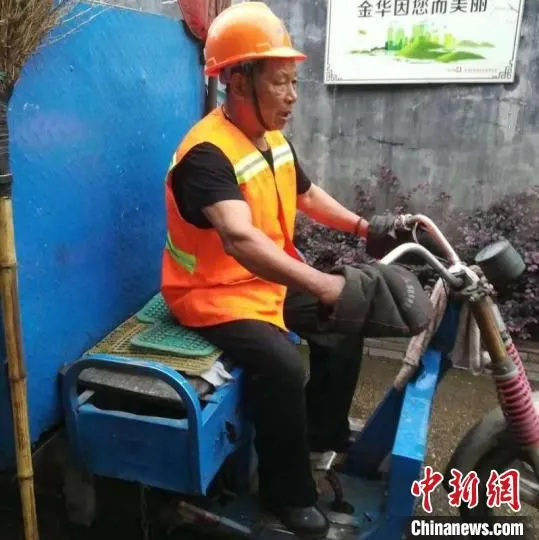 刘汉青驾驶环卫三轮车(资料图)。　杨一之 摄