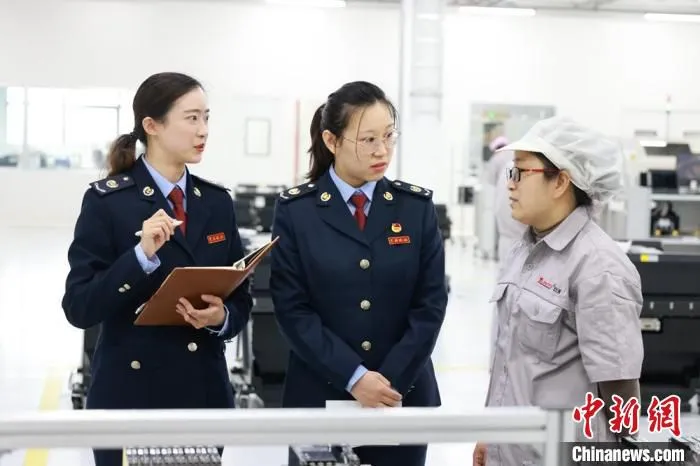 徐州市税务局组织服务团队走进江苏云意电气股份有限公司落实留抵退税政策。　闫士亮 摄
