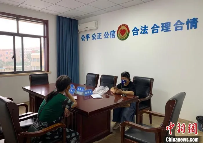 民众在矛调中心调处化解纠纷。　郭其钰 摄