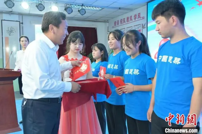 8月27日下午，中建二局2021年“彩虹益路”暨助力乡村振兴助学基金发放仪式在康乐县一中举行。　中建二局供图