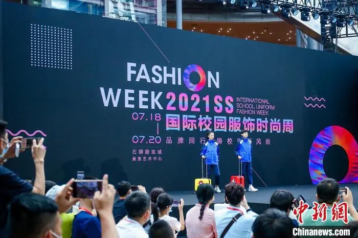 国际校园服饰时尚周作品展示。　孙虹 摄