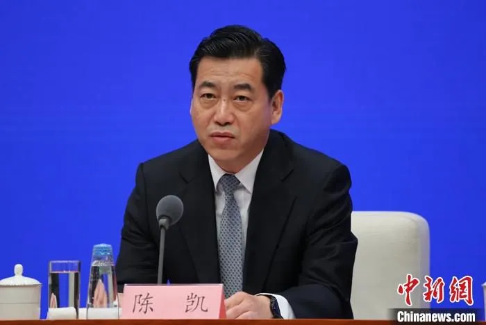 7月26日，中国国务院新闻办公室在北京举行国务院政策例行吹风会，介绍加快农村寄递物流体系建设有关情况。图为国家邮政局副局长陈凯出席发布会。 中新社记者 杨可佳 摄