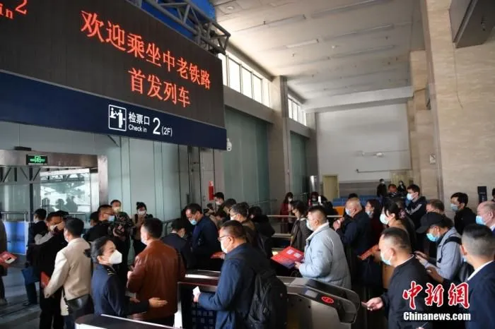 图为首批旅客排队进站乘车。 中新社记者 刘冉阳 摄