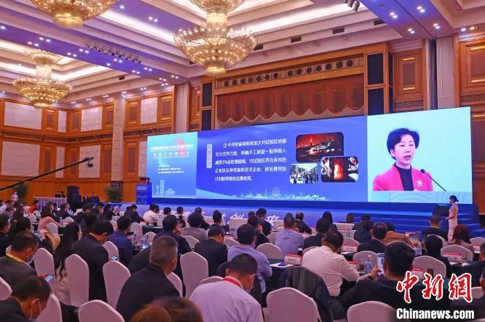 景德镇国家陶瓷文化传承创新试验区投资合作推介会在深圳举行，景德镇市委副书记、市长胡雪梅现场推介。　刘占昆 摄