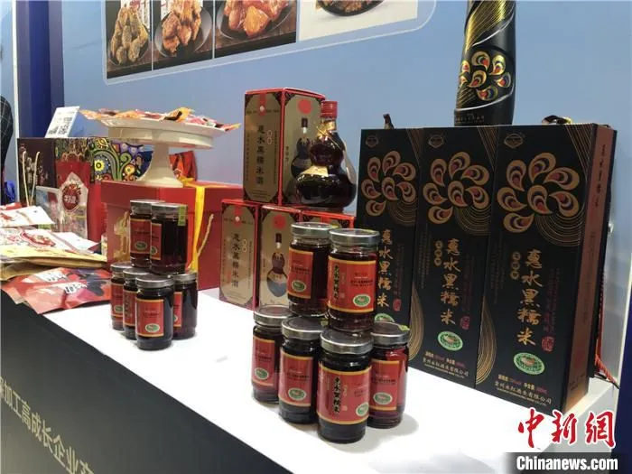 图为会场展示的贵州特色农产品加工而成的产品。　杨茜 摄