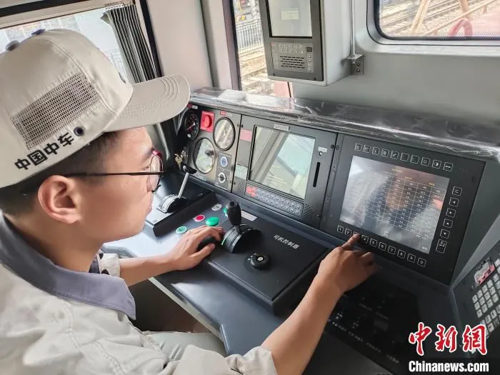 图为大功率交流传动调车机车。　白鹏海 摄