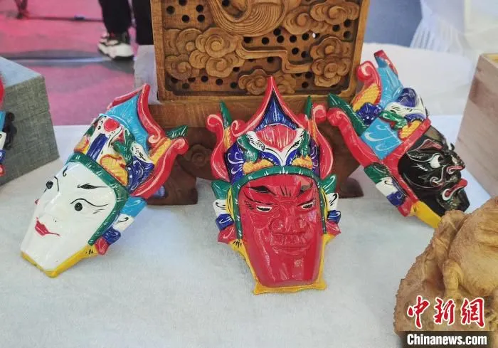 贵州安顺特色工艺品亮相广州 程景伟 摄
