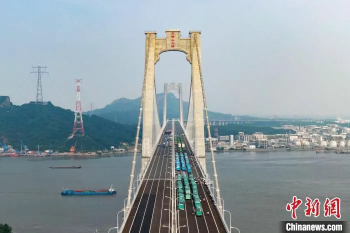 6月30日，五峰山长江大桥南北公路接线开通。当天，航拍中的五峰山长江大桥在蓝天白云的映衬下蔚为壮观。　泱波　摄