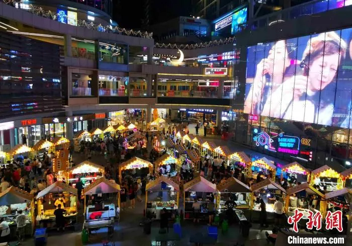 资料图：图为济南夜市丰富市民夜生活。　赵晓 摄