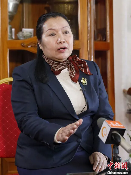 12月22日，老挝驻昆明总领事玛尼拉·宋班迪接受中新社记者采访时表示：“老中铁路开通后，已经为沿线的老挝民众带来了实实在在的利益。老中铁路还将不断推动老挝传统的‘家庭经济’商品化、贸易化。” 中新社记者 李嘉娴 摄