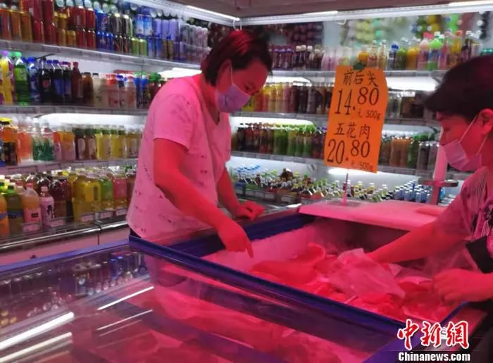 北京西城区一家超市的猪肉价格。 中新网记者 谢艺观 摄