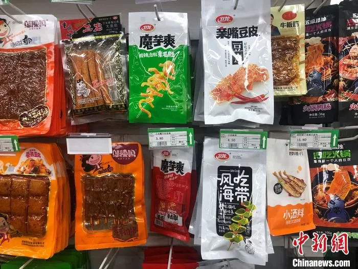 某超时货架上的卫龙产品。 中新财经 左宇坤 摄