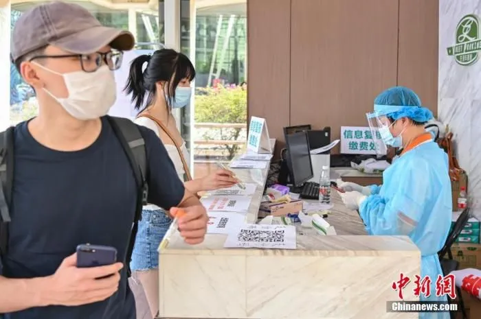 资料图：旅客在白云机场核酸检测点登记个人信息。中新社记者 陈骥旻 摄 
