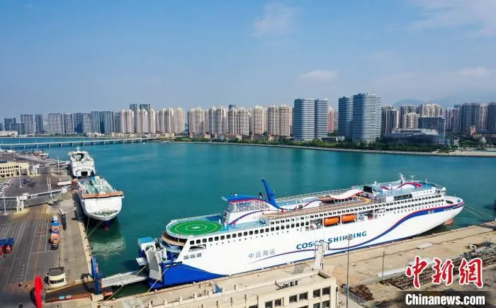 图为敞顶集装箱8日顺利接卸在大型客滚船“吉龙岛”轮上。　赵光辉 　摄