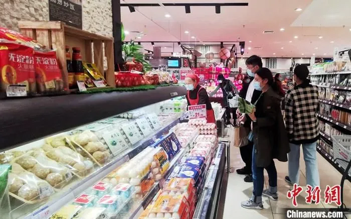 资料图：民众在一超市内选购商品。
中新社记者 刘忠俊 摄
