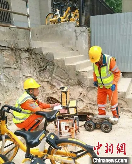 工作人员正在准备将管道检测机器人放入管道内进行作业。　南安市城市管理局 供图