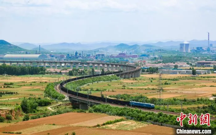 图为满载货物的列车穿行在瓦日铁路线上。(资料图) 王钦弘 摄