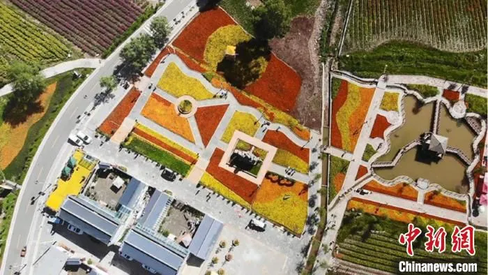 近年来，甘肃大力发展乡村振兴。图为2019年8月上旬，甘肃临潭八角镇乡村旅游一处风景。　高展 摄