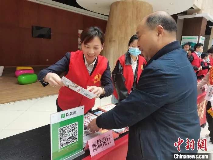 银行工作人员推广“贷款码”。　人民银行杭州中心支行供图