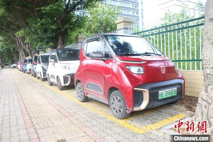 6月23日，广西柳州市利用人行道树间空隙和路面空间，设置的大量新能源汽车专用停车泊位。中新社记者 林馨 摄 　