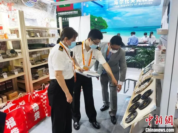 图为北京海关所属北京会展中心海关关员在服贸会现场对进口展品进行监管。　北京海关供图 摄影 杨振宇