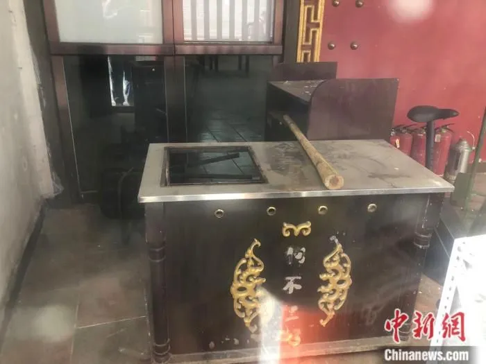 透过窗户看到的狗不理门店内部。 中新网 左宇坤 摄