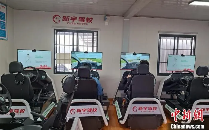 智能模拟教学设备具有操作技巧与真车一致的优势。　孙权 摄