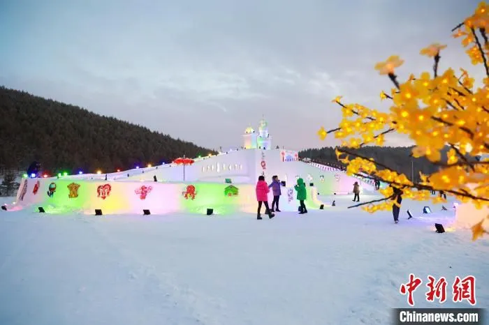 游客在欣赏园区雪景。　吕阳 摄
