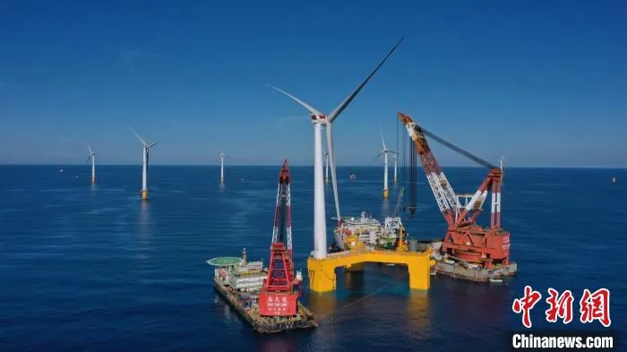 全球首台抗台风型漂浮式海上风电机组在阳江安装成功 纪海升 摄