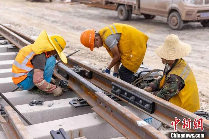 图为正在施工中的安宁工业园区大龙山铁路专用线。　邓皓文 摄
