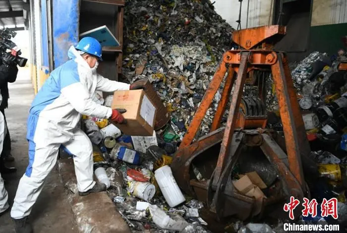 工作人员销毁假冒伪劣食品 张瑶 摄