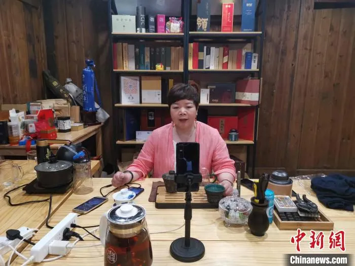 裕通永老茶行，几十个直播间同步开播。　付敬懿 摄