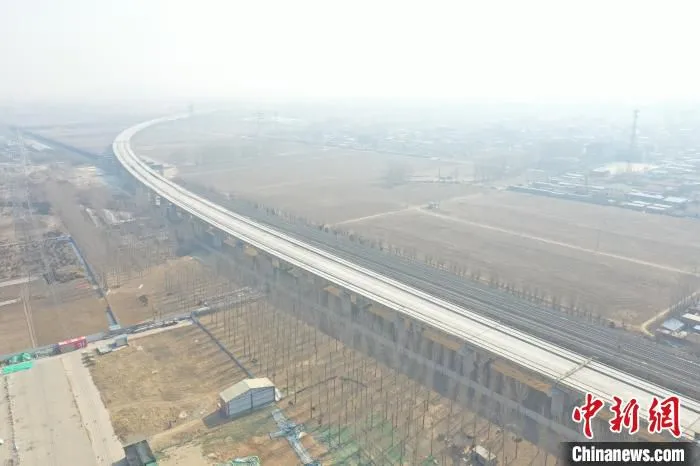 图为京唐城际铁路跨燕郊东环路特大桥。　李波 摄