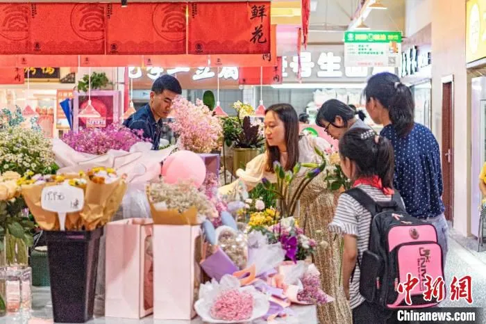 壹号菜市场里的花房吸引周边百姓 樊中华 摄