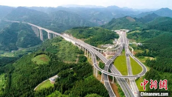 航拍叙威高速公路普占互通。　蜀道集团供图