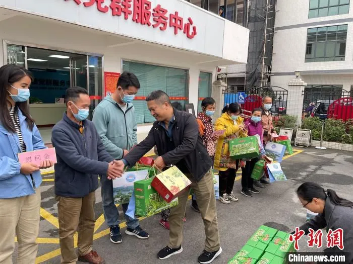 图为企业家在惠州市惠城区芦洲镇慰问当地困难户 宋秀杰 　摄